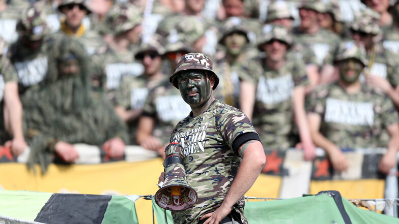 Armee-Look im Stadion: Die Dynamo-Fans wollten auffallen.