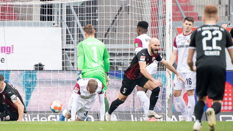 Der Ingosltädter Nico Antonitsch jubelt über seinen Treffer zum 1:0 in der ersten Minute. Die Dresdner Defensive sieht dabei nicht gut aus.