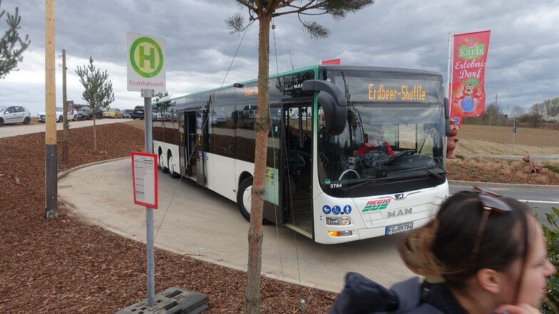 Der Erdbeer-Shuttle hält an der Ersatzhaltestelle im Kreisverkehr bei Karls Erlebnis-Dorf. Er bringt die Besucher kostenlos vom Ausweichparkplatz im Gerwerbegebiet Mockritz in den Freizeitpark.