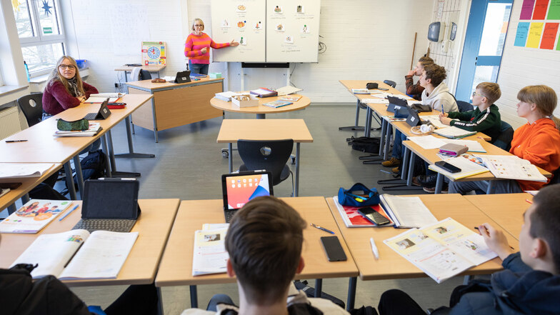 Die Lehrerin Hilde Uffelmann spricht in einer Sprachlernklasse in Osnabrück mit ukrainischen Schülern.