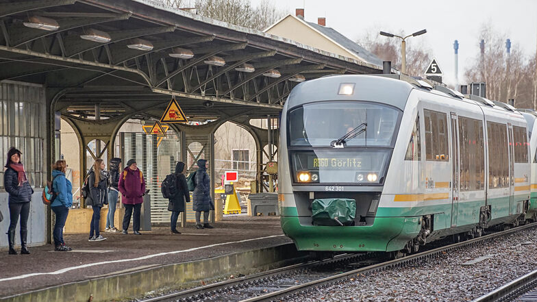 Ein Trilex-Zug der Länderbahn fährt in den Bischofswerdaer Bahnhof ein. Bis 2031 sind die weiß-grünen Triebwagen des Unternehmens auf Oberlausitzer Gleisen unterwegs, so beschloss es am Dienstag der regionale Verkehrsverbund Zvon.