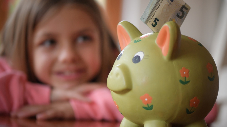 Sollen die Ersparnisse für die Enkel über die Jahre anwachsen, ist das Sparschwein nicht die beste Idee.