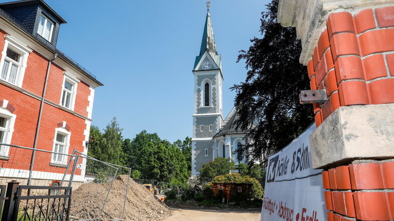 Rund um die katholische Kirche in Löbau wird gebaut - so manches ändert sich jetzt auf dem Grundstück.