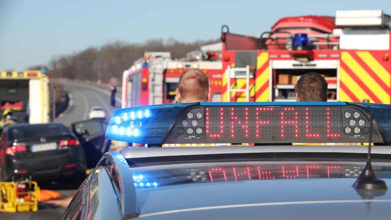 60.000 Euro Schaden: Autofahrer rammt auf A4 mehrere Fahrzeuge