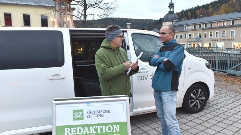 Falko Uyma, Stadtrat aus Schmiedeberg und leitender Mitarbeiter der Schmiedeberger Gießerei, kam hier zur Redaktion auf Rädern in Schmiedeberg.