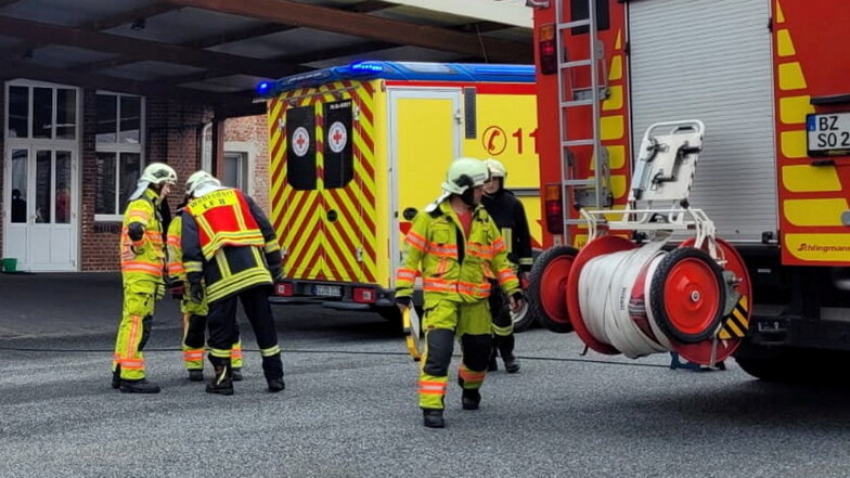 Feuerwehr und Rettungsdienst eilten am Dienstag zu einer Firma im Sohlander Ortsteil Wehrsdorf. Dort hatte es eine Verpuffung gegeben.