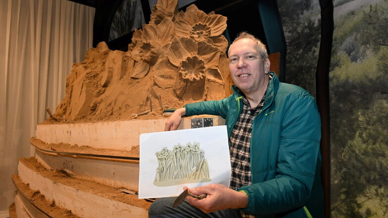 Der Niederländer Jeroen van de Vlag führt das Sandkunstkollektiv an. Hier steht er vor den ersten Blüten seines Narzissenfelds.