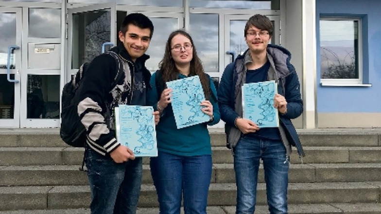 Paul Beurich, Kristin Maspfuhl und Alexander Kunath (v.r.) nach dem Chemiewettbewerb in Jena.