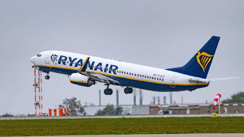 Ein Ryanair-Flugzeug am Dresdner Flughafen: Corona hat auch dem irischen Billigflieger massive Verluste beschert.