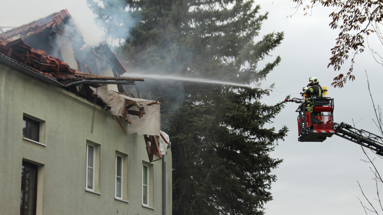 Der Schreckens-Tag in Bernsdorf: Am 5. November 2019 zerfetzte eine Explosion das Dach des Hauses Otto-Buchwitz-Straße 21 b; Feuerwehren löschten den Brand. Der Verursacher der Katastrophe musste sich jetzt vor Gericht verantworten.
