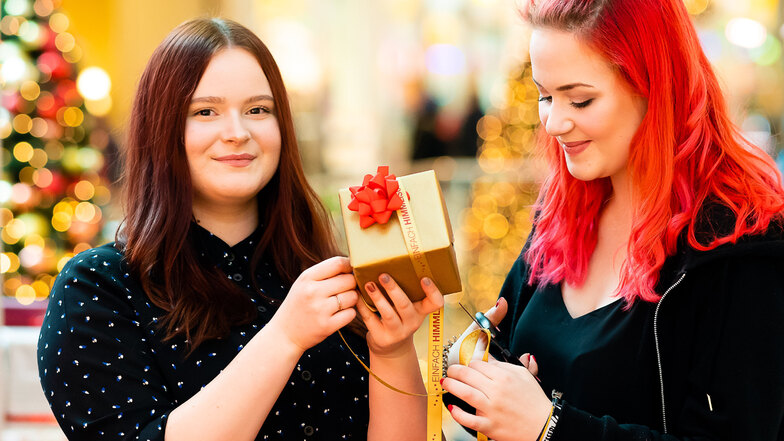 Sie helfen dem Weihnachtsmann: Lena Küster (v.l) und Anja Moroschan packen zusammen im Bautzener Kornmarkt-Center unzählige Geschenke ein.