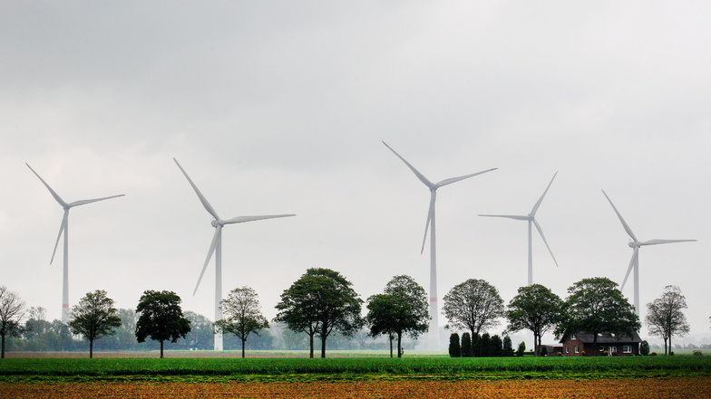 Sachsen wirft dem Bund vor, die Länder nicht ausreichend an der neuen Gesetzgebung für das Errichten weiterer Windkraftanlagen zu beteiligen. Foto: Roland Weihrauch/dpa