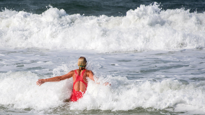 In die Wellen zu springen, macht Spaß - im Meer lauern aber auch gefährliche Strömungen.