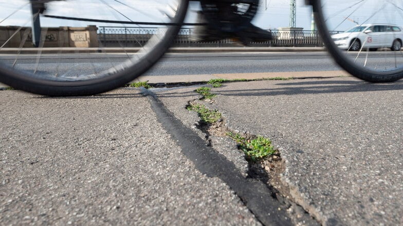 Bis 2001 war die Marienbrücke umfassend saniert worden. Nach über 20 Jahren gibt es aber schon wieder Schäden. So sind Risse im Geh- und Radweg. Jetzt wird die nächste große Sanierung geplant.