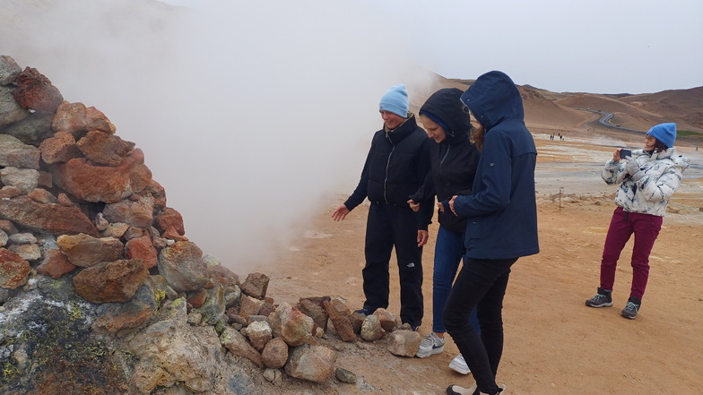 Dampfende Quellen und Schwefelfelder: Bei einer Austauschreise nach Island konnten Schüler aus Riesa jetzt Naturwissenschaft hautnah erleben.