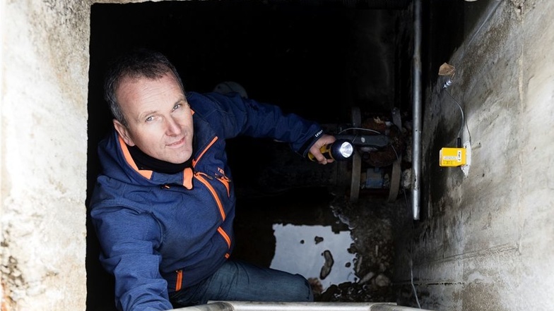 Andreas Rink vom Landesamt für Geologie zeigt eins der Messgeräte in einem Schacht.
