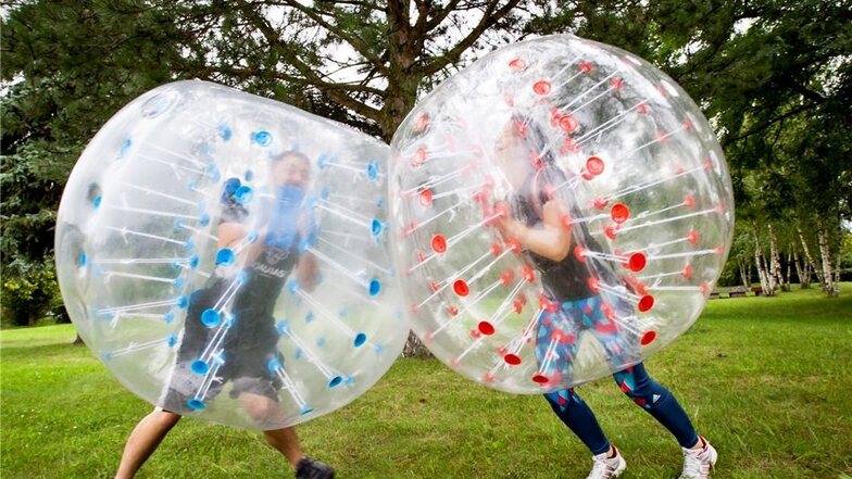 Es geht rund: Studenten ließen die Gröditzer die Spaß-Sportart „Bouncing Balls“ ausprobieren.