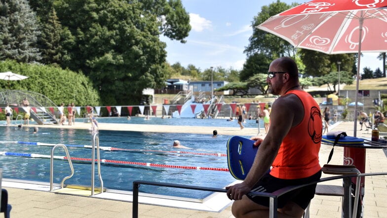 Ein Foto aus sonnenreichen Tagen: Bademeister Frank Hantschmann wacht am Pool. Seit gut 25 Jahren ist er hier ein cooler Typ mit großem Herzen.