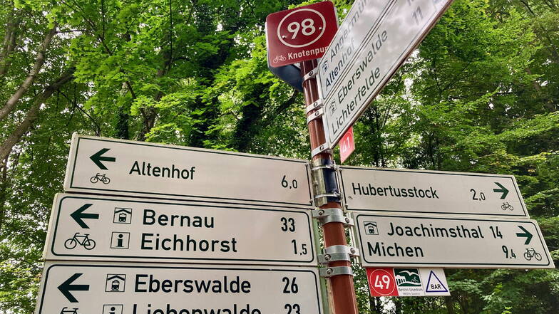 Im neuen Jahr soll an den Radwegen im Neißeland die sogenannte Knotenwegweisung eingeführt werden. Dieses Schild steht in Brandenburg, wo sich Radfahrer bereits danach orientieren.