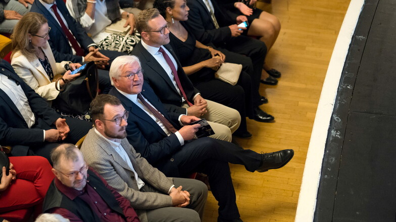 Bundespräsident Frank-Walter Steinmeier (Mitte) sieht sich im Görlitzer Theater das Stück "Das beispielhafte Leben des Samuel W." von Lukas Rietzschel an. Der Autor sitzt links neben ihm.