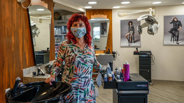 Noch herrscht Ruhe im Taubenheimer Salon von Sylvia Kretschmar. Wenn sie und die anderen Friseure am Montag wieder öffnen, dann unter besonderen Bedingungen – für Kunden und Stylisten.