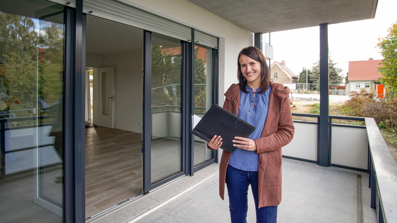 Stephanie Wendt von der Bautzener Wohnungsbaugesellschaft zeigt eine der bereits fertigen Wohnungen in den neuen Häusern an der Flinzstraße. Rund 200 Anfragen gab es für die 18 Wohnungen.