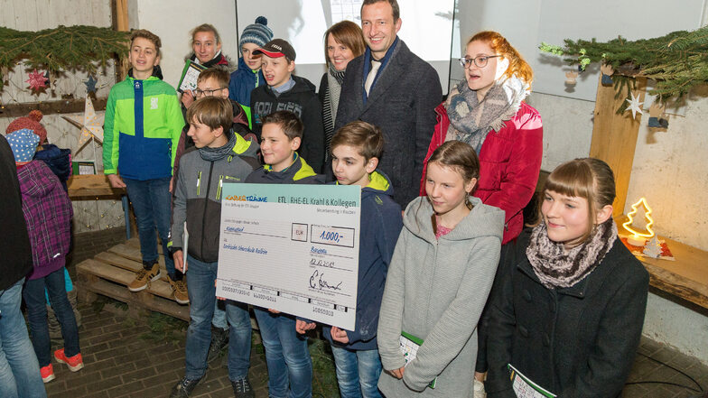 Einen Scheck im Wert von 1.000 Euro erhielt die Sorbische Oberschule Ralbitz. Enrico Krahl aus Schönau übergab das Geld.