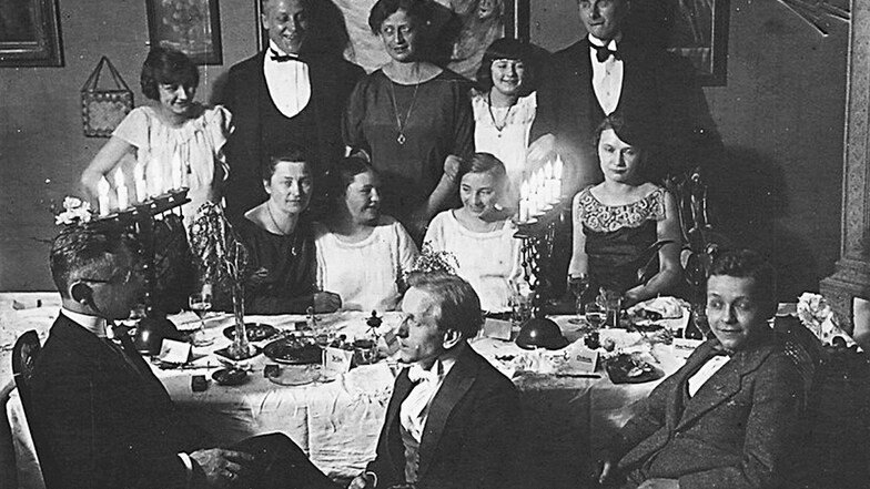 Der Görlitzer Künstler Willy Schmidt (vorn, Mitte) war auch bei Familienfeiern immer dabei. Hier bei der  Konfirmationsfeier von Robert B. Heimanns Tante Ilse Bauer (sitzend, 2. von links) am 23. März 1921.