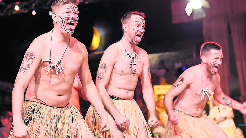 Bei der Insel-Tanzeinlage treten die Männer nicht nur nahezu hüllenlos vors Publikum. Sie dürfen auch mal kräftig schreien, so wie es die Ureinwohner vielleicht getan haben.