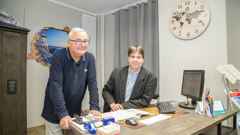 Mario Kosubek (rechts) und Firmengründer Michael Richter (links) in den neuen Räumen des Reisebüros Richter in der Jakobstraße: Die Lage der Branche ist dramatisch.
