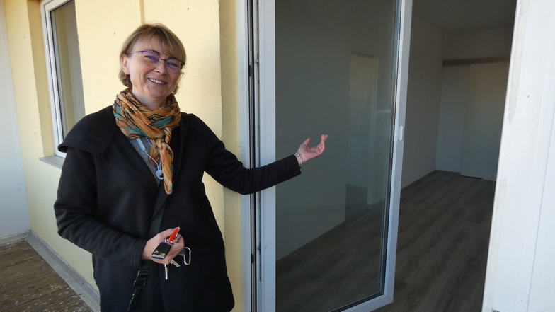 Halina Rösner kümmert sich in Königswartha um die Vermietung der leer stehenden Wohnungen, die einst zur Wohnbau GmbH gehörten. 15 wurden - wie diese am Eichbergweg – bereits saniert.