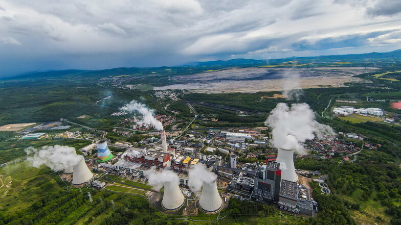 Blick auf das Kraftwerk und seinen Tagebau in Turow.