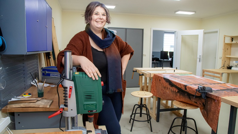 Aline Schulz ist ausgebildete Medienpädagogin und führt das Projekt Makerspace seit Anfang an. Hier zeigt sie die Werkstatt im Jugendzentrum in der Gartenstraße.