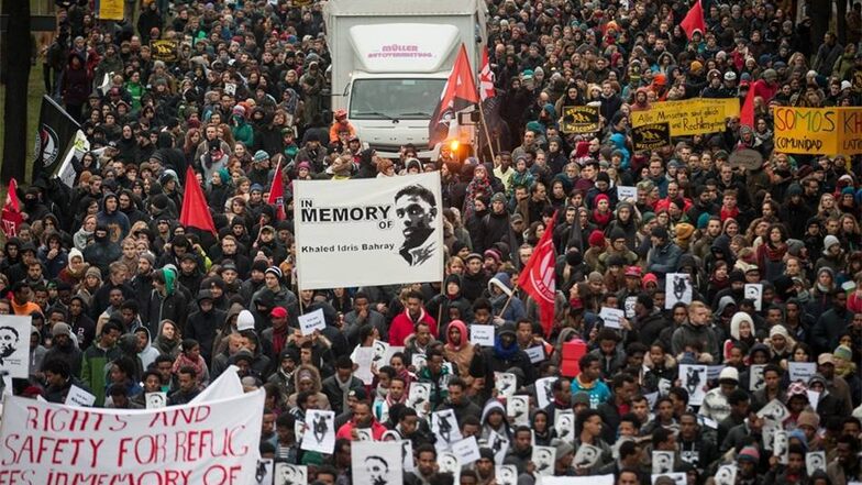 Mit einer am Jorge-Gomondai-Platz gestarteten Demonstration haben am Samstagnachmittag mehr als 2 000 Dresdner dem toten Asylbewerber Khaled B. gedacht. Der Mann aus Eritrea war in der Nacht zum Dienstag in Dresden getötet worden.