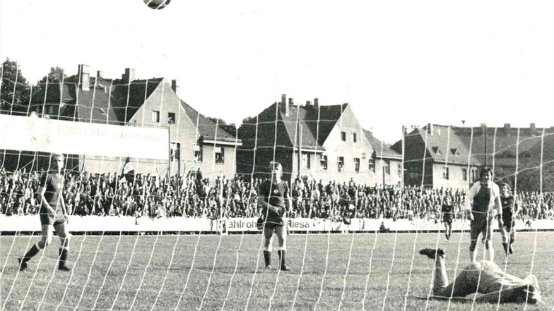 16 Jahre lang blieb Riesa in der höchsten DDR-Spielklasse. Erst kurz vor der Wende, im Jahr 1988, kam der Abstieg. 