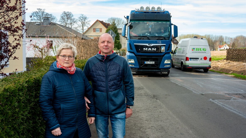 Ulrike und Jürgen Kowalewicz aus Wutzschwitz setzen sich schon seit Jahren für die Sanierung der S 35 im Jahnataler Ortsteil ein. Wegen des schlechten Straßenzustandes ist die Lärmbelästigung besonders hoch.