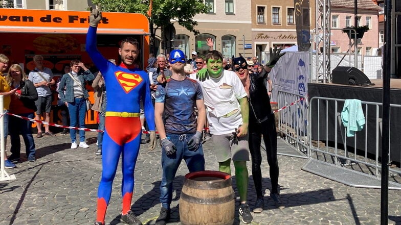 Als Superhelden verkleidet trat die Mannschaft des Karnevalklubs Großerkmannsdorf an.