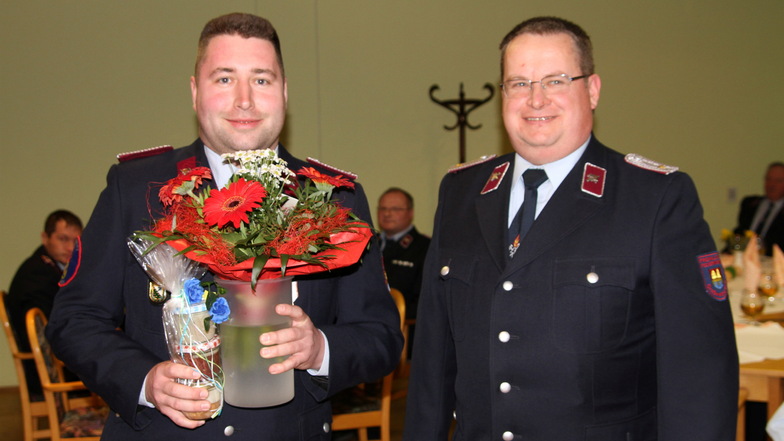 Steven Höhne (links) ist neuer Gemeindewehrleiter für Großweitzschen. Er löst Knut Herrmann ab.