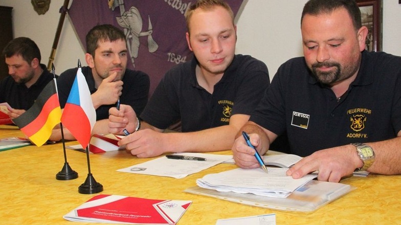Die Feuerwehrmänner Marcel Damme, Christian Damme, Florian Fischer und Mark Träger (l-r) treffen sich um Tschechisch zu lernen.