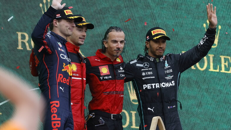 Der Zweitplatzierte Max Verstappen (l-r), der Sieger Charles Leclerc und sein Renndirektor Laurent Mekies sowie der der Drittplatzierte Lewis Hamilton bei der Siegerehrung.