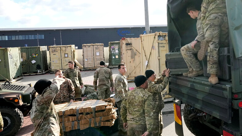 US-Soldaten verladen Ausrüstung auf Fahrzeuge.