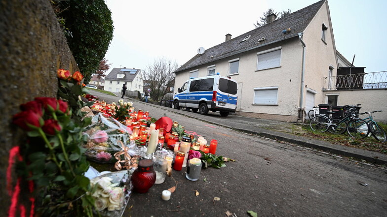 Illerkirchberg im Dezember 2022: Kerzen und Blumen stehen am Tatort, an dem zwei Mädchen von einem Mann mit einem Messer angegriffen wurden. Eine 14-Jährige erlag später ihren schweren Verletzungen.