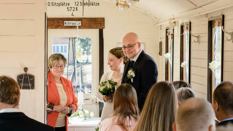 Christin und Christian Tessmann geben sich das Ja-Wort im Hochzeitswaggon der Zittauer Schmalspurbahn am Bahnhof Bertsdorf