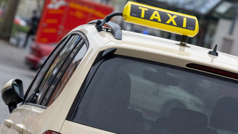 In Chemnitz ermittelt die Polizei gegen zwei Männer nach einem Angriff auf einen Taxifahrer.