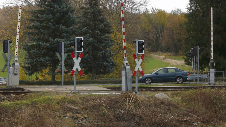 Der Bahnübergang für Radler zwischen Bischheim und Gelenau bei Kamenz. Der Fahrradüberweg wartet seit zehn Jahren auf den Anschluss