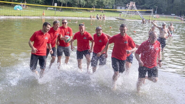 Freizeitvolleyballer des Glaubitzer Kulturvereins und der hiesigen Feuerwehr testen schon mal das ungewöhnliche Spielfeld für das Turnier am Sonnabend im Waldbad.