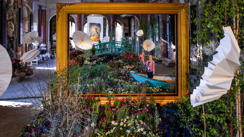 Im Hauptraum des Palais' im Großen Garten in Dresden ist das Seerosenbild des französischen Malers Claude Monet aus hunderten Blumen gestaltet. Das Boot können die Besucher betreten.