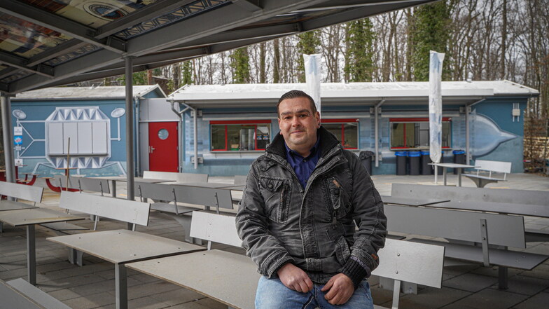 Manuel Terne aus Kamenz übernimmt den Imbiss "Raumstation" im Saurierpark Kleinwelka. Am 28. März ist Saisonstart.