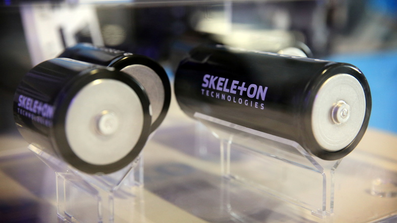 Sie sehen aus wie Batterien, sind aber größer als Getränkedosen und vor allem für schnelles Laden und große Leistungen geeignet: Superbatterien von Skeleton Technologies in Großröhrsdorf.