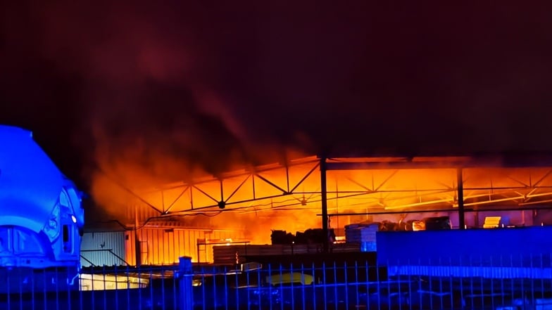 Die offene Halle brannte schon bei der Ankunft der Feuerwehr lichterloh.